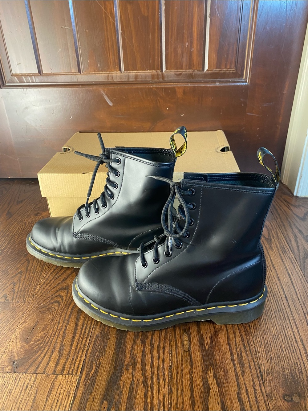 NIB Dr. Martens Women’s 7 Air Wair Black Smooth Leather Lack Up Boots